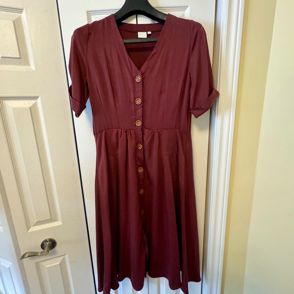 Elegant Burgundy Button-Down Dress - Picture 8 of 11
